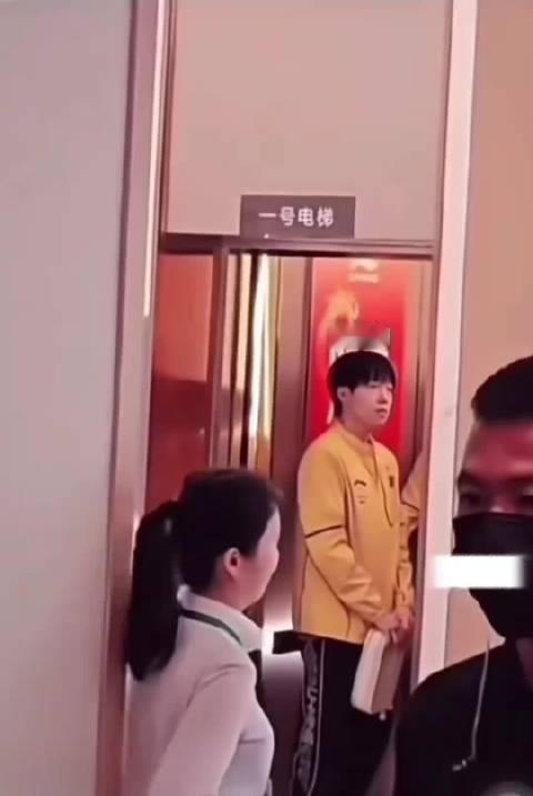 看第二个垫脚的时候 我就知道下个肯定是掀帘子孙颖莎/王楚钦 #竞技时刻#  ​​​