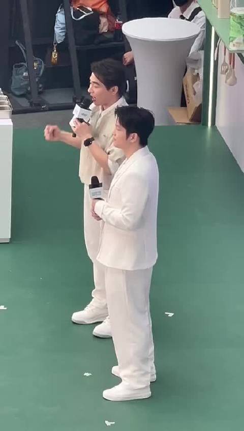 #中国乒乓球队[超话]#樊振东现身广州参加活动，还和球迷们微笑打招呼！感觉东东回到广州，就像回到家一