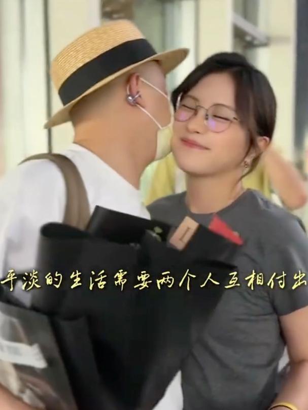 网友劝包文婧离婚，包文婧是真的很爱包贝尔啊！曾机场接机老公