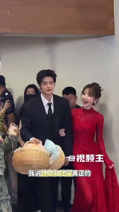 #嫁金钗# 闫桉害羞的样子，真的很像跟着媳妇回门的新郎，戏里魏娆没有圆满婚礼
