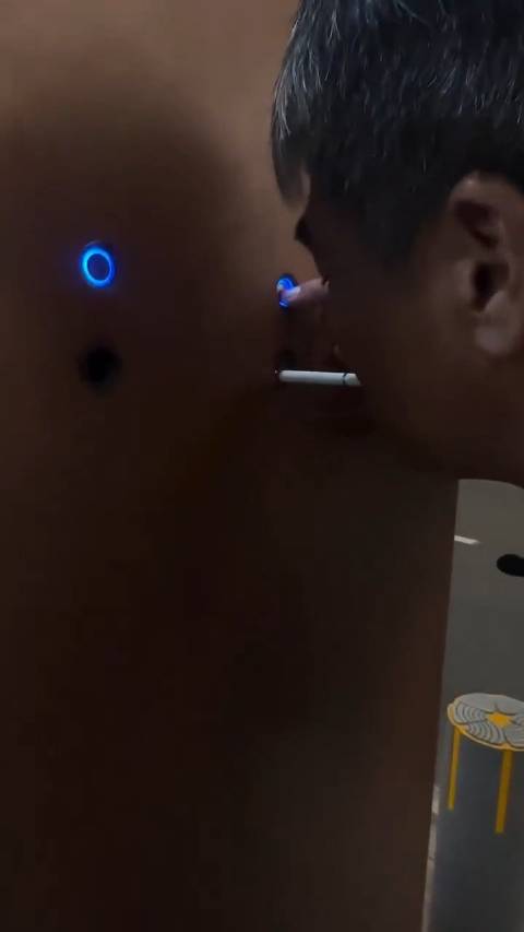 华南某机场的街头点烟器怪不得满大街的游烟呢，这还专门方便烟民发明创新扬名世界了