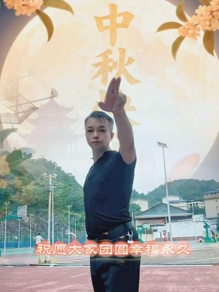 月亮在慢慢变圆，事情也会慢慢变好，提前祝你中秋快乐。