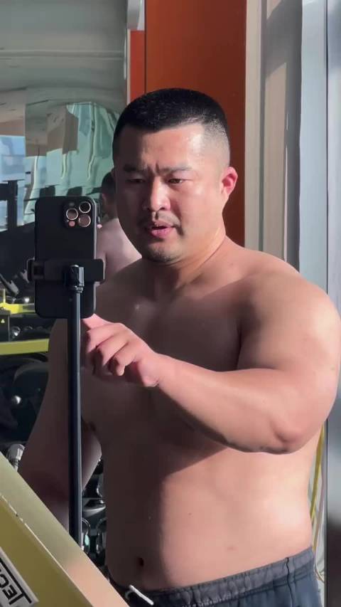 #肌肉男 ﻿# 手臂日 日拱一卒，手臂拱到了48公分