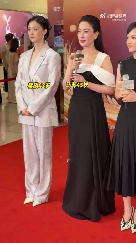 #德子的窝[超话]##才发现蒋欣的头是真小啊#这比例绝了。很多人重新留意蒋欣的外形，才惊叹她的头脸尺