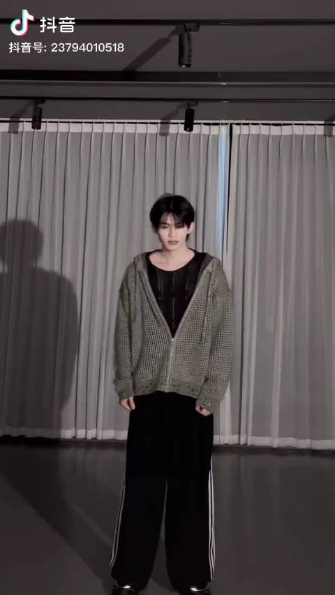 #云熠星河[超话]#🌌#云旗跳了神之八秒# 云旗也太宠小星河了吧[期待][期待]小星河想要～小星河得