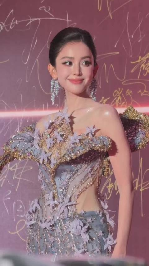 比昨天的娜扎更美的是今天的娜扎💕 #娜扎的咖位#   ​​​