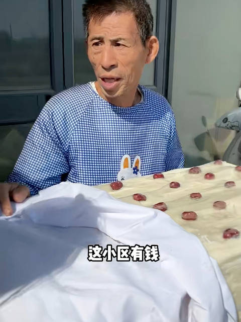 鹰眼大爷又换地方卖切糕给他们上一课了