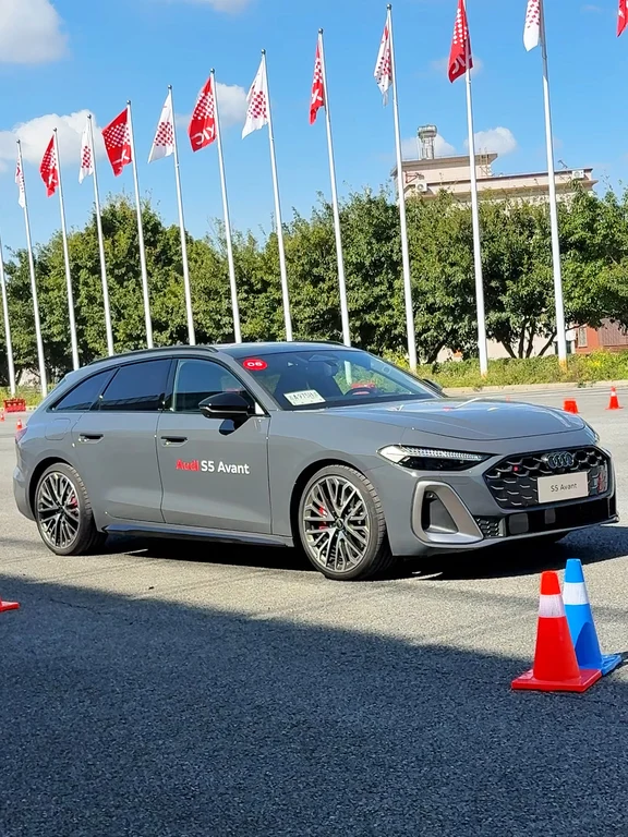 全新奥迪S5 Avant 首发版，磁耀灰