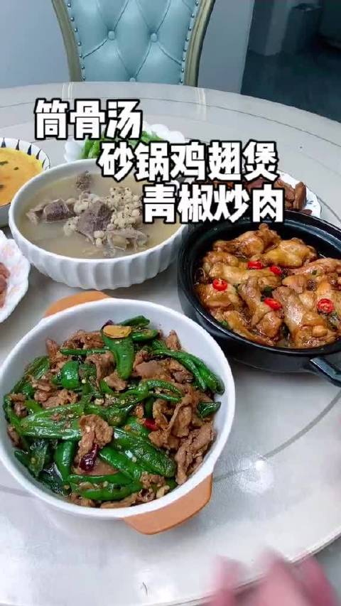 今天做了一个适合春天喝的汤，还做了一个砂锅鸡翅煲