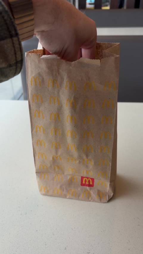 我忍饥挨饿好多天，午饭晚饭一律都吃麦当劳省钱，才买了一部苹果新款，蓝色的。