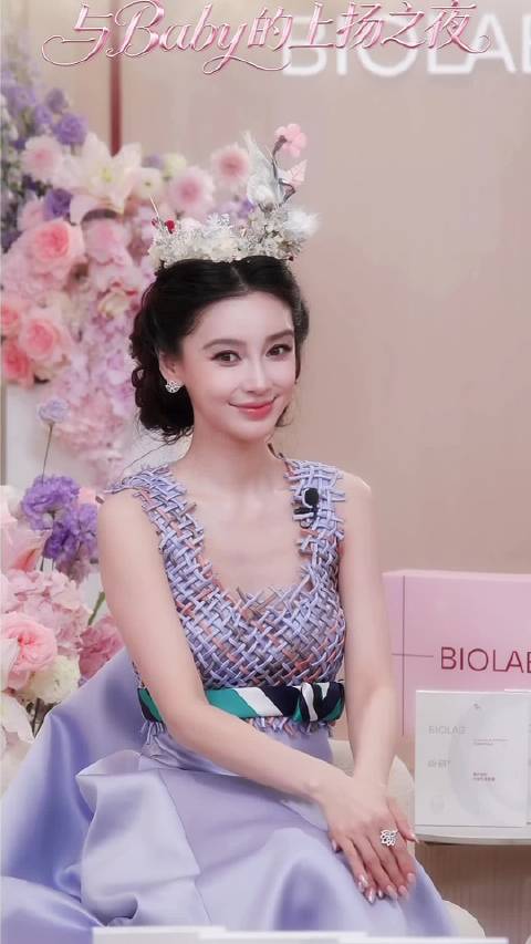 听研全球品牌代言人Angelababy品牌直播，上身Viktor & Rolf 2018春夏高定紫色