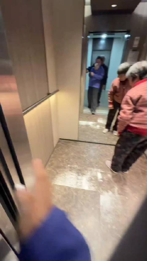 这电梯我是奶奶我也蒙圈