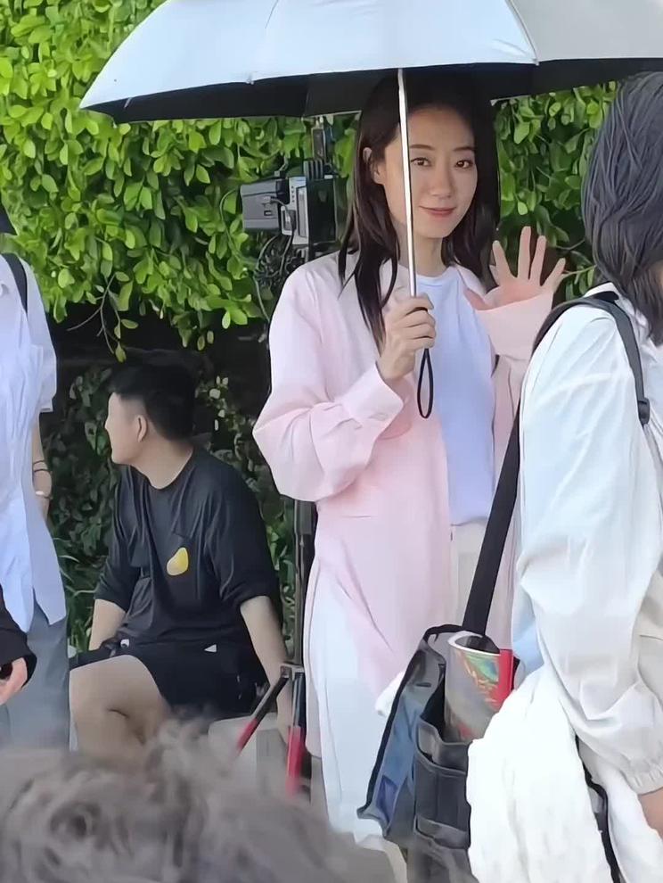 张小斐现身厦门拍戏，又美又飒“功夫女足队长双双”来了
