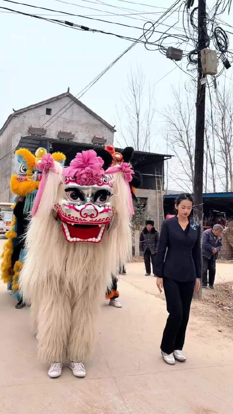 #恩施白狮吊孝表演绝了#最美领狮人带领四架金狮来送最后一程。看哭了大众，这是哪的习俗，申遗了吗