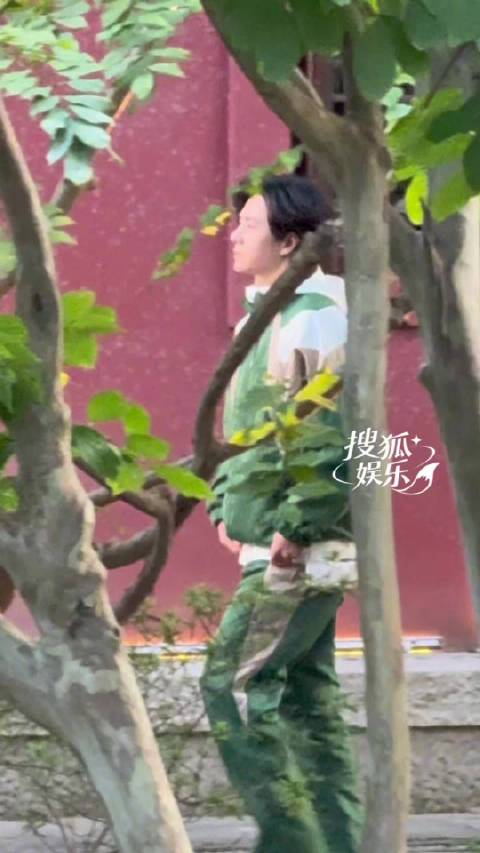 掉落一个在LACOSTE秀场拍完照的@王一博·YIBO 路透
