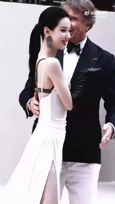 #刘涛不是第一个被他揩油的女明星了# 刘涛在BC品牌活动合影时，被73岁品牌创始人长时间将手放在腰胸