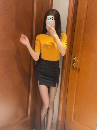 黄黑配小黑裙，今天的镜前OOTD打卡 📷今日份镜前含量：超标 黄色上衣真的显白又提气色！ 搭一条黑色