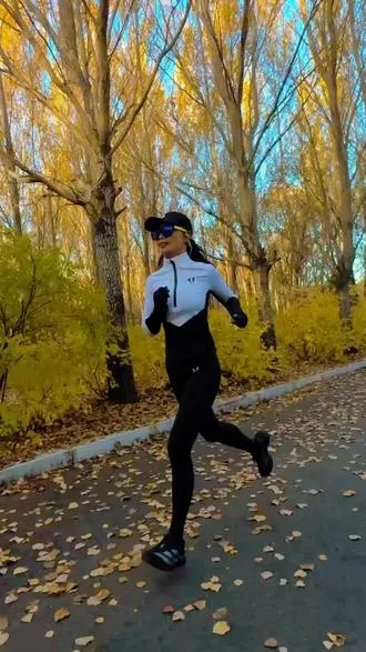 秋高气爽，不如跑一场！踩着微凉的风往前冲，快乐值拉满✌️
