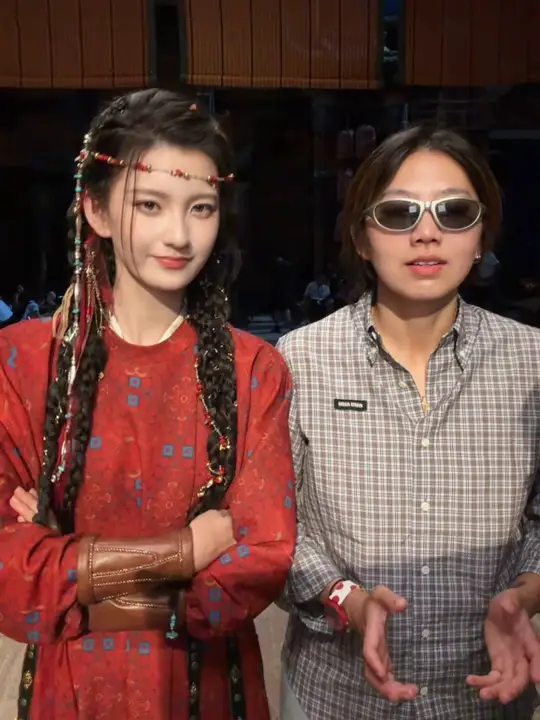 助人为乐的周灿教导演驯服四肢中👋🏻