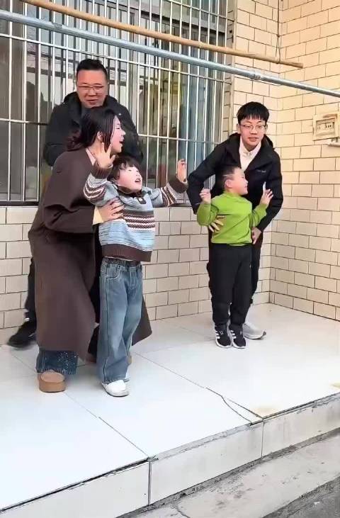 一个农村长大， 一个城市长大，很明显  ​​​