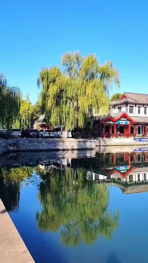 吾爱读书[超话]寻美中国微博旅行家  一湖秋色映斜阳，柳丝长，荷香残。波光粼粼，画舫逐清涟