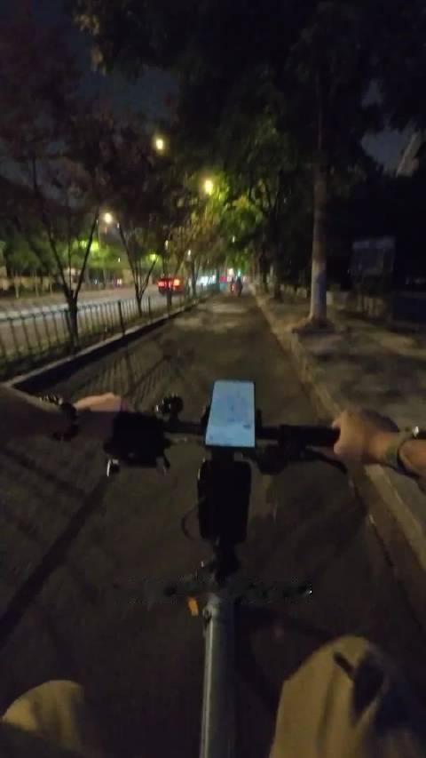 “我等了2.6个小时了一个单子都没有！”新手博主路遇同行赶紧请教，没想到对方也说单子少，还吐槽装备太