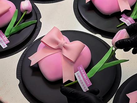 原来幸福是七夕的一个粉色郁金香🌷桃心蛋糕🍰啊！！