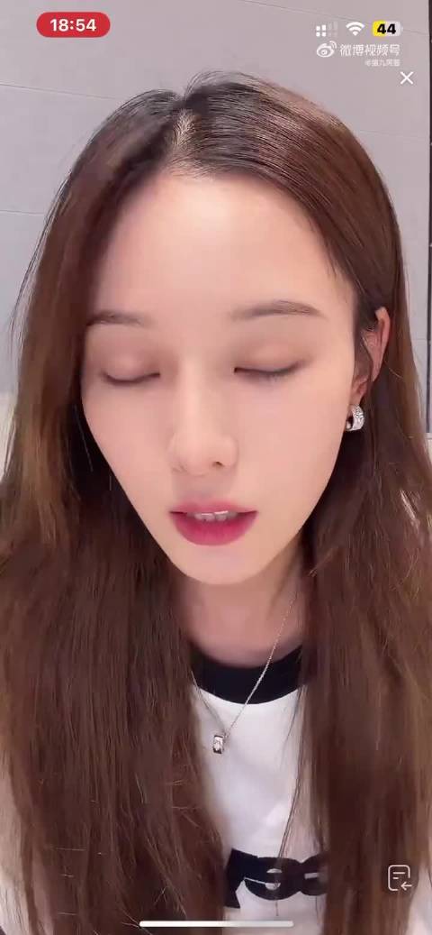 徐艺洋直播回应，因为是自己完成了整个生育过程，所以更清楚当时的想法，坚持自己出来说。她还维护黄子韬，