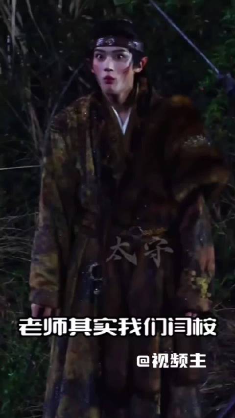#闫桉骑行李箱摔了两次#谁能想到！闫桉机场挑战骑行李箱，连续翻车两次