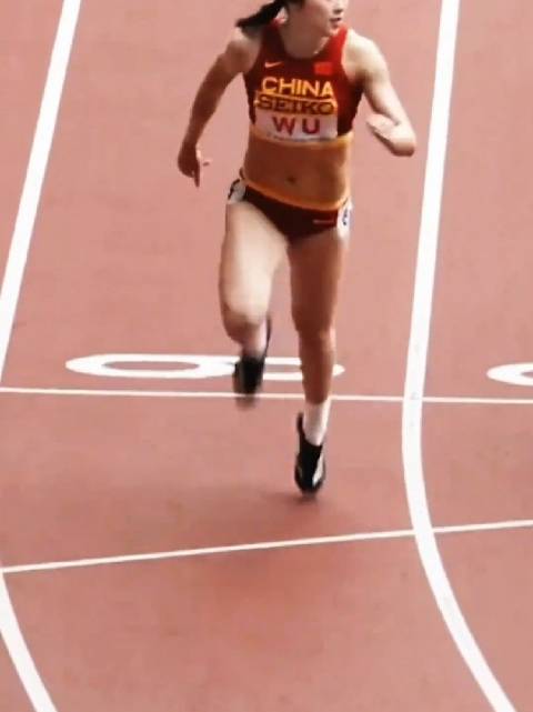 吴艳妮日本赛场夺冠🏆，又飒又美为国争光，自信、自强、有实力，巾帼不让须眉。#吴艳妮谢震业百米对决##