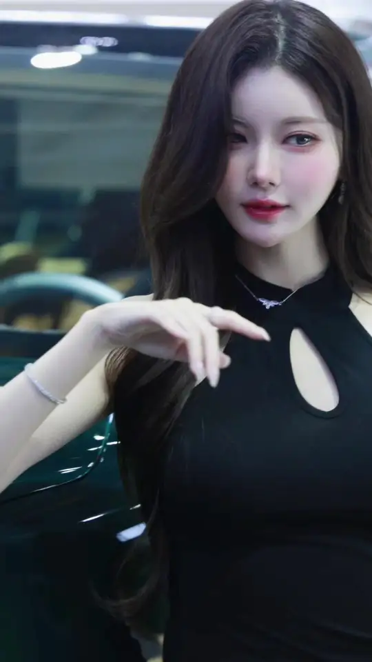 车展黑裙｜一抬手尽显妩媚气质