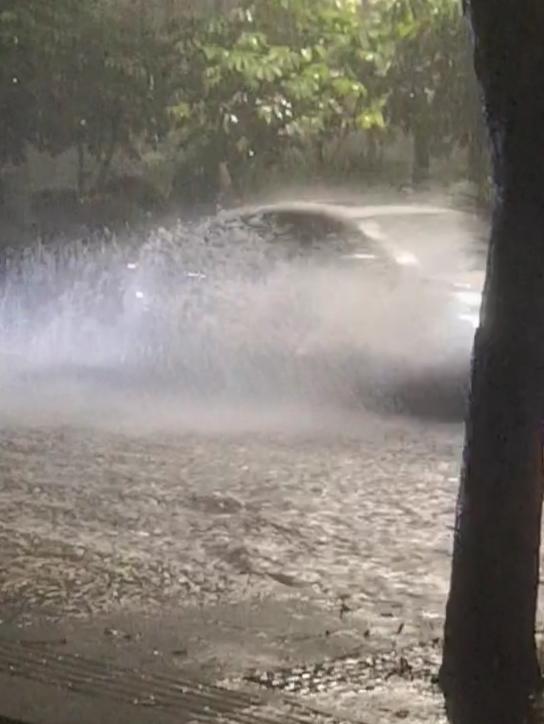 老天爷的悲伤逆流成河了！特大暴雨！
