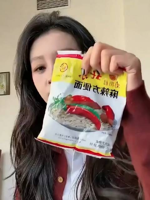 孙怡出国特地带了干脆面，抓起来就往嘴里倒，一包干脆面她可以吃3顿[允悲]怪不得那么瘦，女明星吃东西都