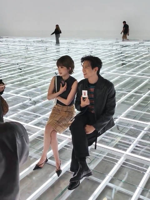 好魔幻的感觉😂 杨幂你就坐这接受的采访啊 #杨幂回复李现#