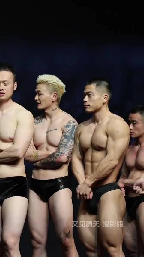 古典健美比赛现场的肌肉汉子选手交流中  ​​​