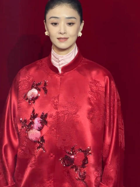蒋欣看秀，突然被主理人亲了一口。 娘娘吓得“啊”了一声，差点把人推开，满脸写着：你干嘛？ 前一秒还在