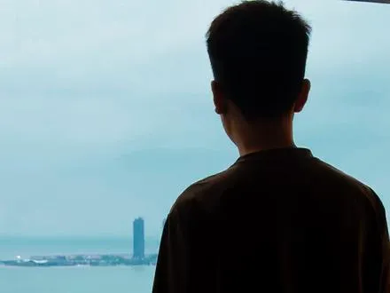 你为什么留在昆明呢？ 你在昆明一个月挣多少钱？