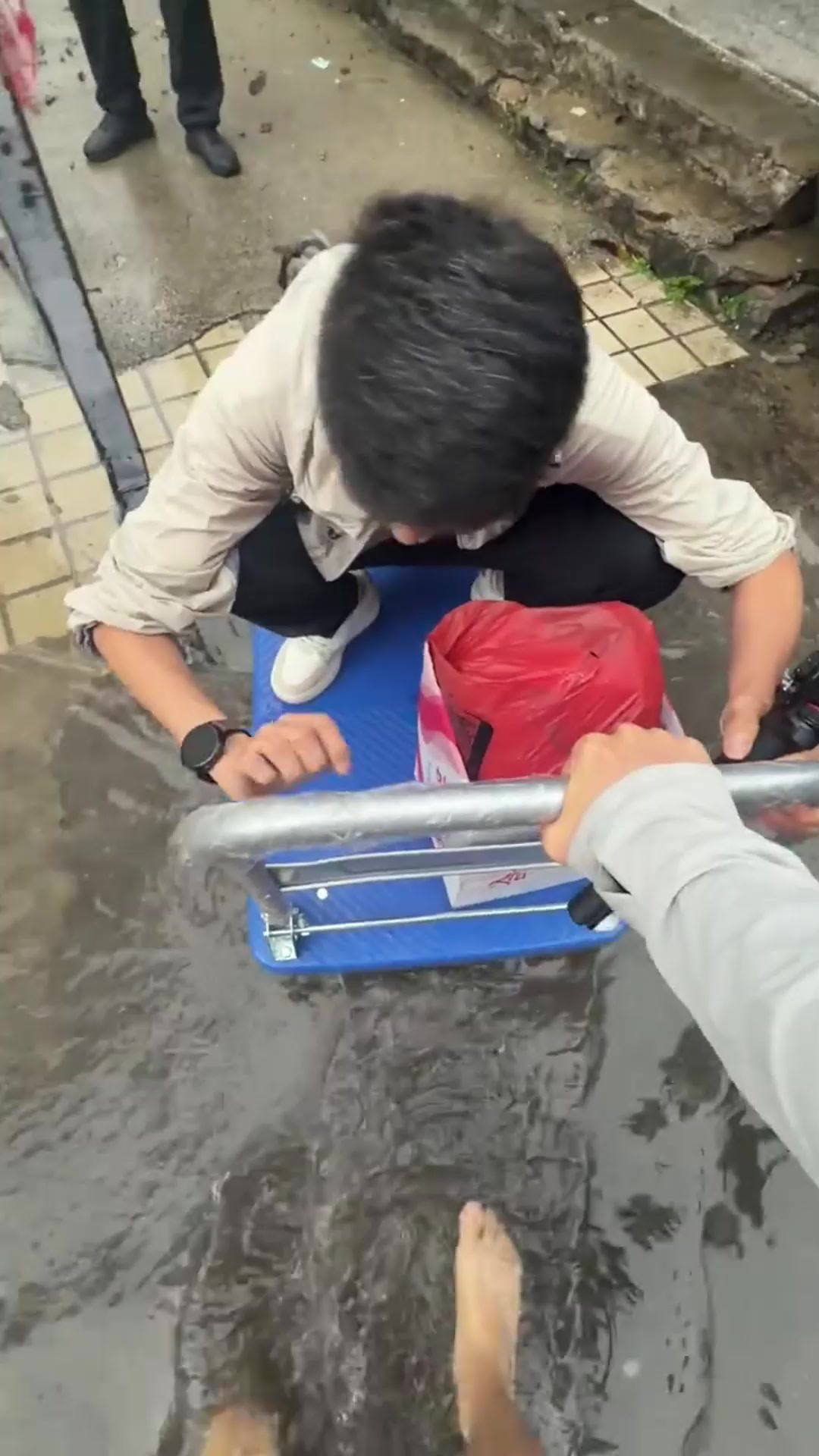 城市积水，男子用小推车拉客，我就说大城市机会多