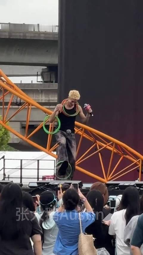 #米卡在芭莎音乐节演上杂技了##米卡芭莎音乐节套圈用头接#米卡芭莎音乐节名场面来袭，套圈游戏不按常理