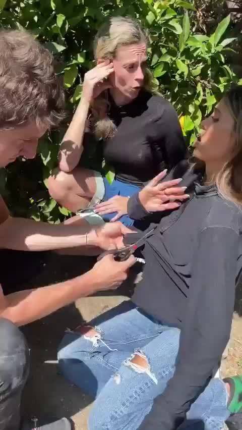 女孩在林间突然尖叫 同伴剪开衣服发现…