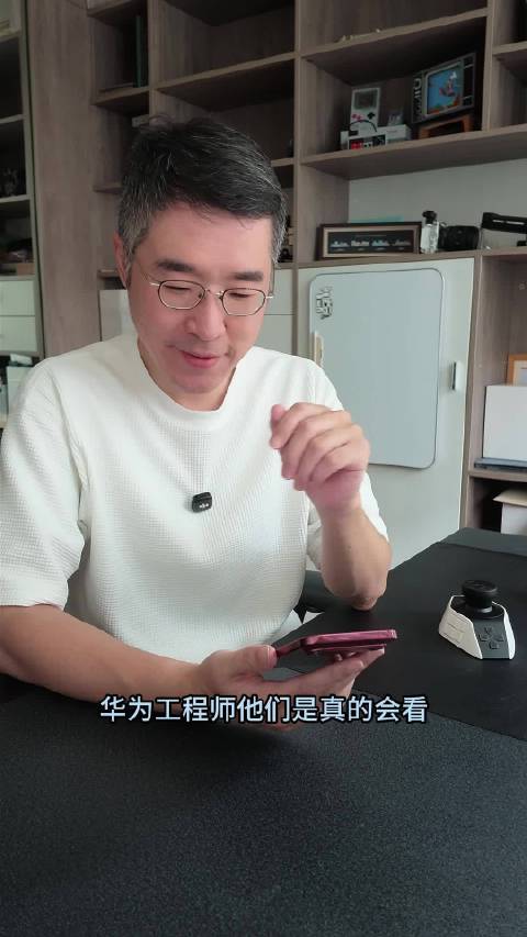 华为三折叠要上天了？博主大胆预测，新款三折叠手机不仅有新芯片，还可能搭载PC模式，展开后四指一滑就能