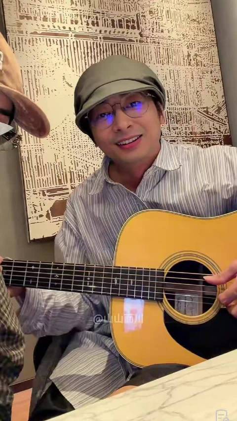 #华晨宇中140元给左大爷买吉他# 左大爷拿着新买的吉他和花花一起唱《烟火》