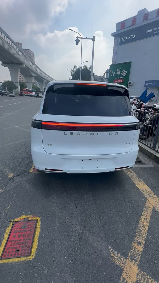 零跑D19全款送走一台，恭喜好大哥提爱车，物流到家，还有白色同款在店#零跑D19 #我与汽车的日常 