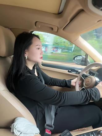 我的富婆闺蜜不仅努力，优秀，还单身未婚什么样的男人才配拥有这样的女人👩😂😂她不好找，我离婚带两娃难道