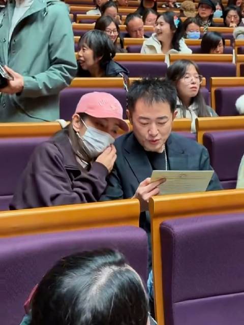 53岁任泉和闺蜜李冰冰一起现身清华大学参加讲座活动，两人坐在一起，李冰冰把头靠在他的肩膀上，低声细语