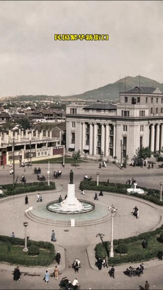 民国南京新街口，金陵的城市心脏。环形广场喷泉环绕，中山像静静伫立。西式大楼庄重气派，行人车马往来如梭
