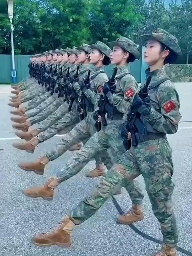 英姿飒爽的女兵列队训练，展现军人的坚韧与风采！💪🏆📸