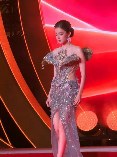 娜扎咋没穿这套走红毯  娜扎这一身也太仙了吧，完全是仙女下凡啊，没穿这套去走红毯真的好可惜。