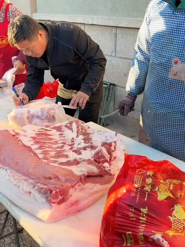 朝阳首富开豪车赶集，一下买下好几百斤猪肉，排面拉满❗