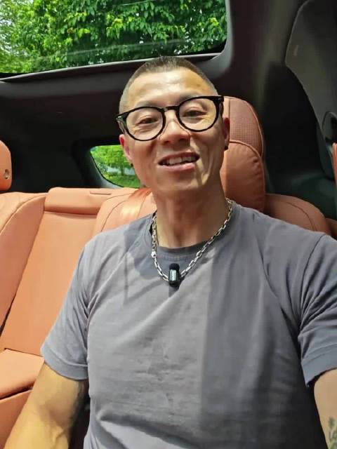 想没想到尹正和陈震先“受不了”了！ 这你受得了吗？尹正和陈震试驾小鹏G9L勇闯闯北京大名鼎鼎的大山子